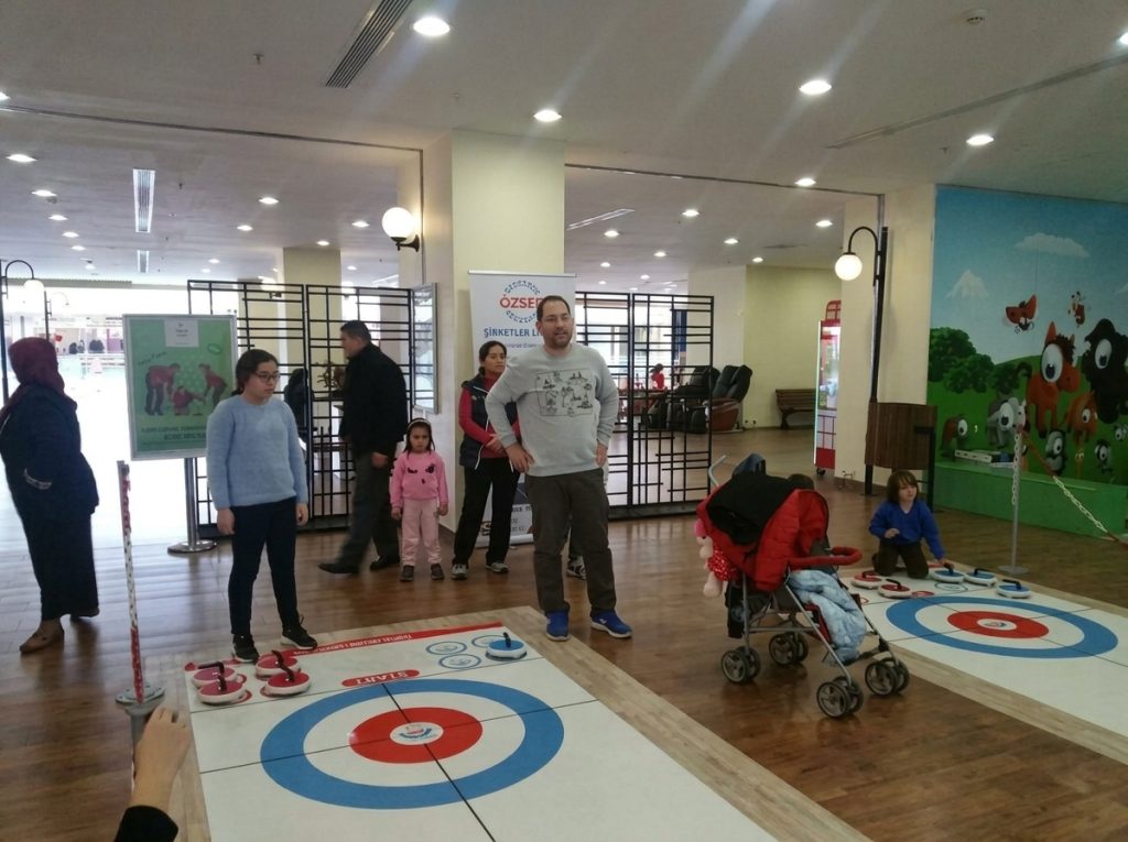 Aileler İçin Floor Curling
